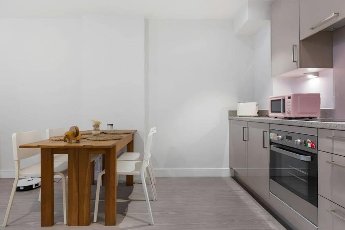 Near Wembley With Beautiful Views * Londra