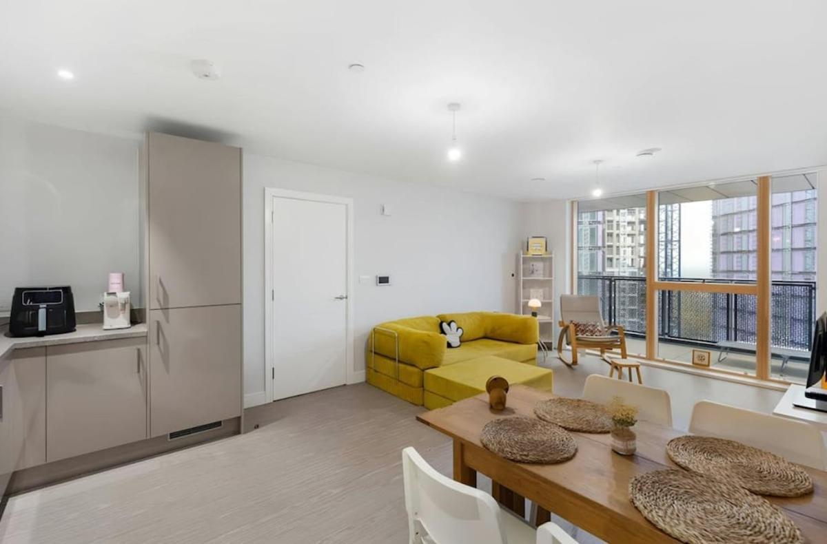 Near Wembley With Beautiful Views * Londra