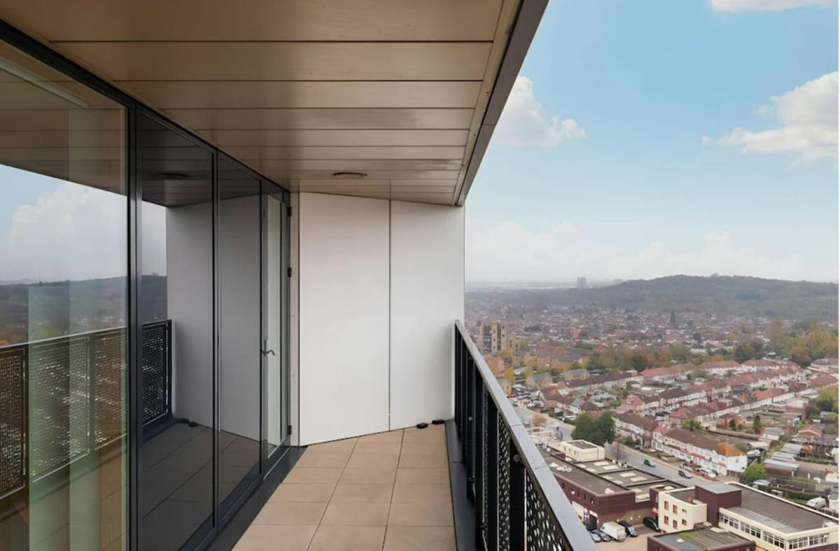 Near Wembley With Beautiful Views * Londra